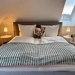 Neu!! Ruhige Helle Penthouse - Parking Incl *