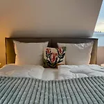 Neu!! Ruhige Helle Penthouse - Parking Incl *
