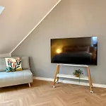 Neu!! Ruhige Helle Penthouse - Parking Incl *
