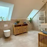 Neu!! Ruhige Helle Penthouse - Parking Incl アパート