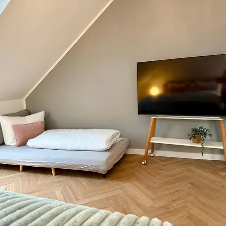 Neu!! Ruhige Helle Penthouse - Parking Incl *