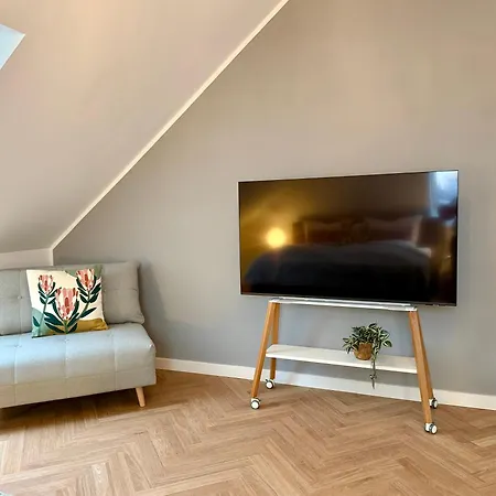 Neu!! Ruhige Helle Penthouse - Parking Incl *