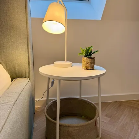 Neu!! Ruhige Helle Penthouse - Parking Incl *