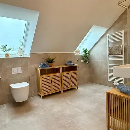 Neu!! Ruhige Helle Penthouse - Parking Incl Apartament