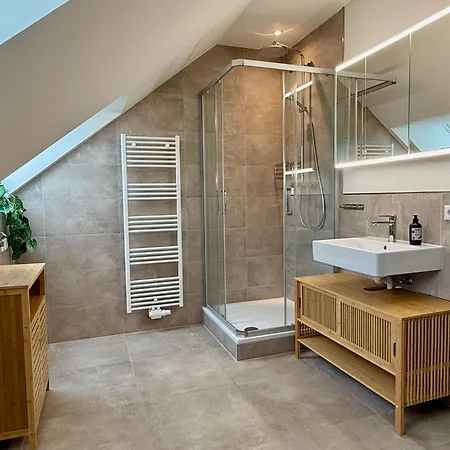 Neu!! Ruhige Helle Penthouse - Parking Incl * Dresde