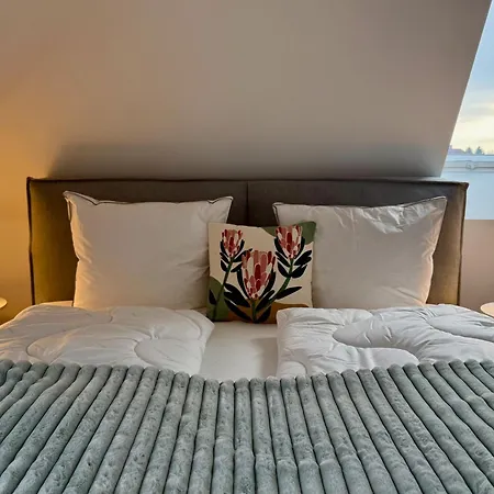 Neu!! Ruhige Helle Penthouse - Parking Incl *