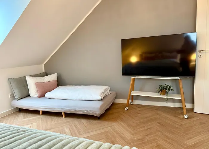 Neu!! Ruhige Helle Penthouse - Parking Incl *