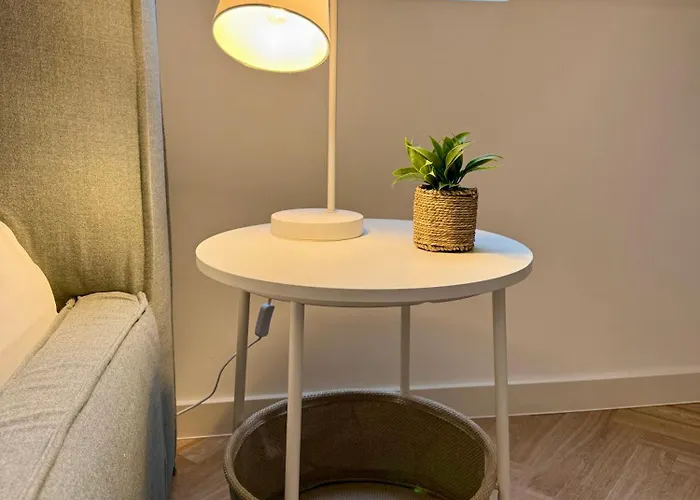 Neu!! Ruhige Helle Penthouse - Parking Incl *