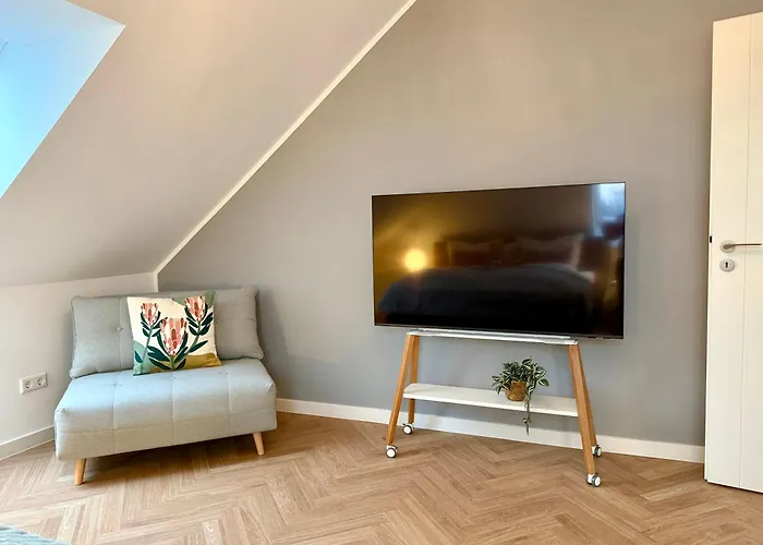 Neu!! Ruhige Helle Penthouse - Parking Incl *